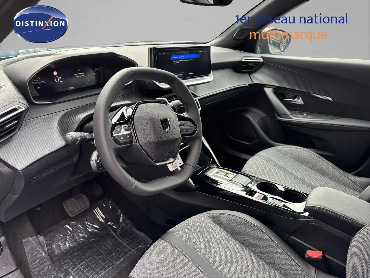 Vue intérieure côté conducteur du Peugeot 2008 Hybrid 136ch Allure 2025, avec tableau de bord numérique et sièges gris.