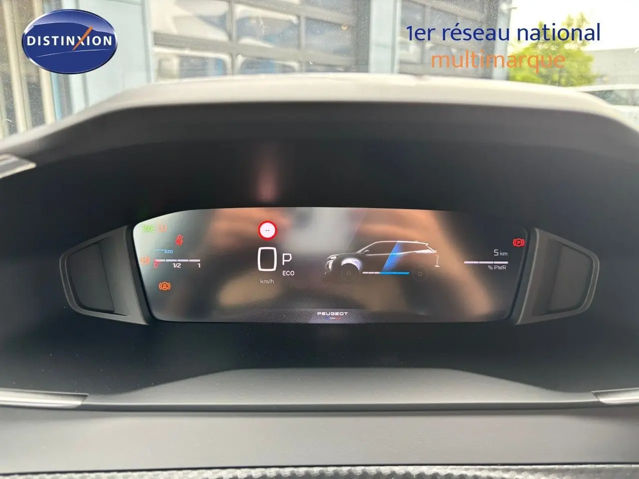 Tableau de bord numérique du Peugeot 2008 Hybrid 136ch en vue frontale, affichant les informations de conduite en mode ECO.