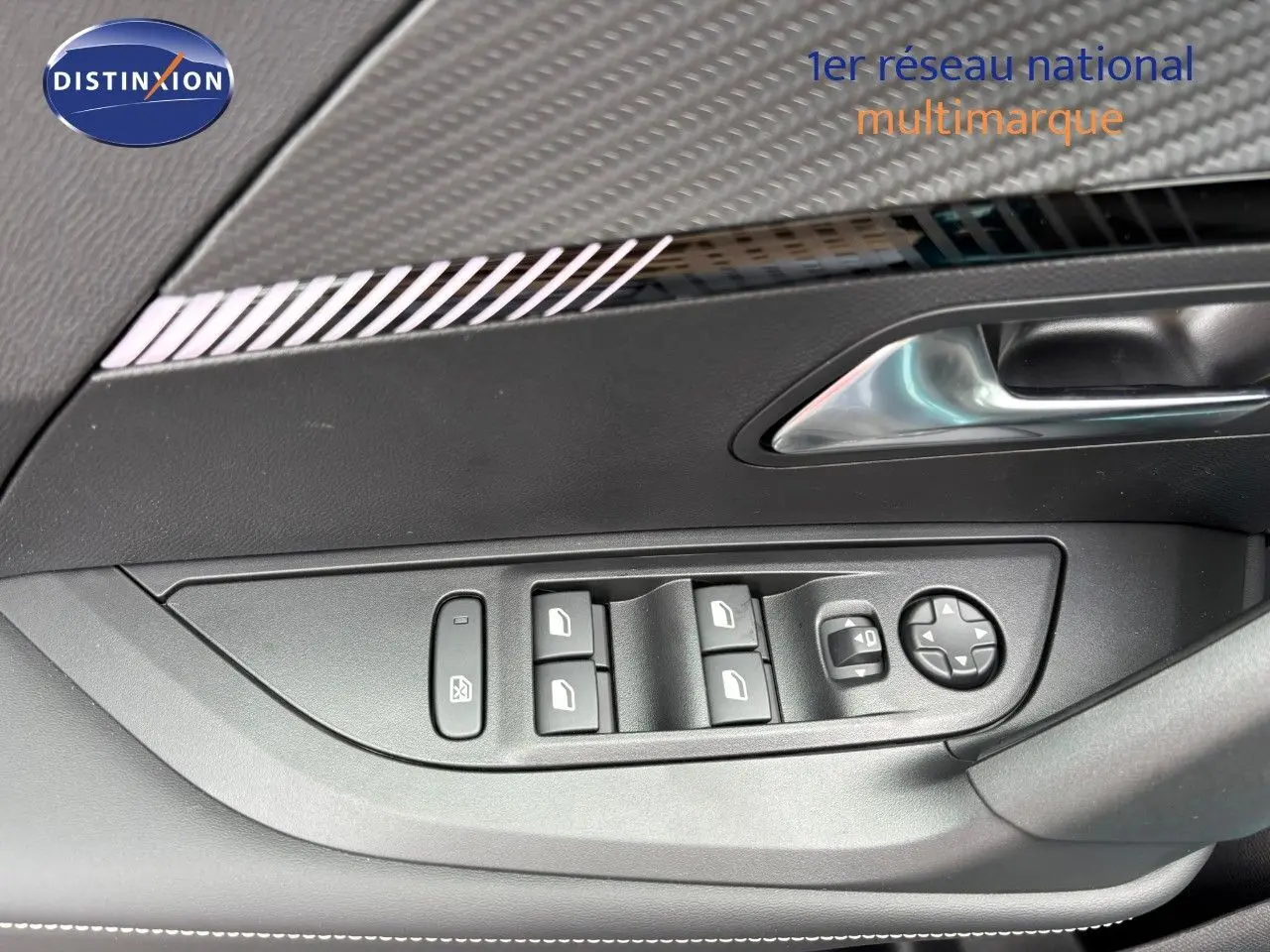 Panneau de porte côté gauche du Peugeot 2008 Hybrid bleu obsession métal avec commandes de vitres et rétroviseurs.