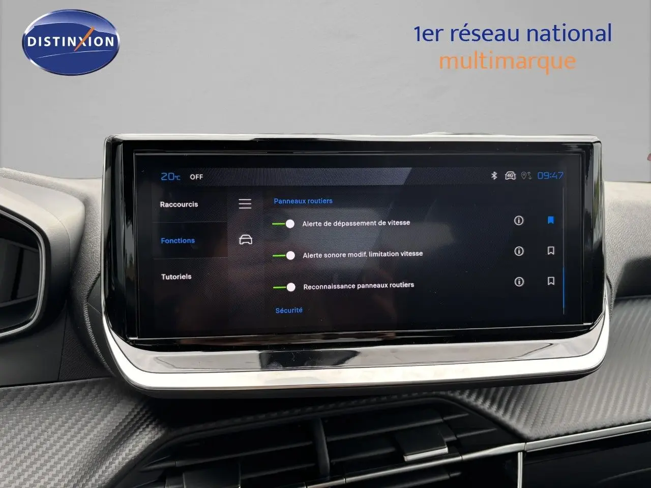 Écran tactile central du Peugeot 2008 Hybrid 136ch Allure 2025 affichant les alertes de sécurité routière, intérieur noir.