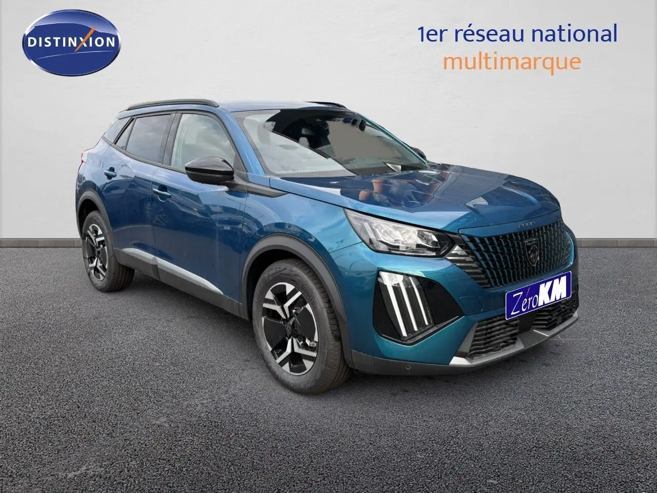 PEUGEOT 2008 HYBRID 136CH en bleu obsession metal, vue 3/4 avant droit avec calandre et feux LED distinctifs.