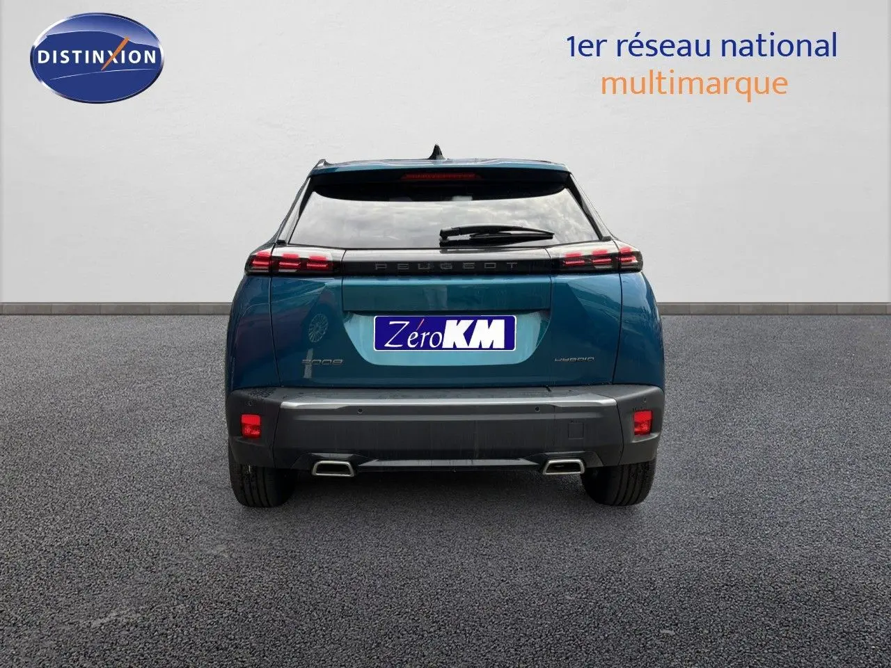 Vue arrière du Peugeot 2008 Hybrid 136ch Allure en bleu Obsession Metal avec feux LED et double sortie d'échappement.