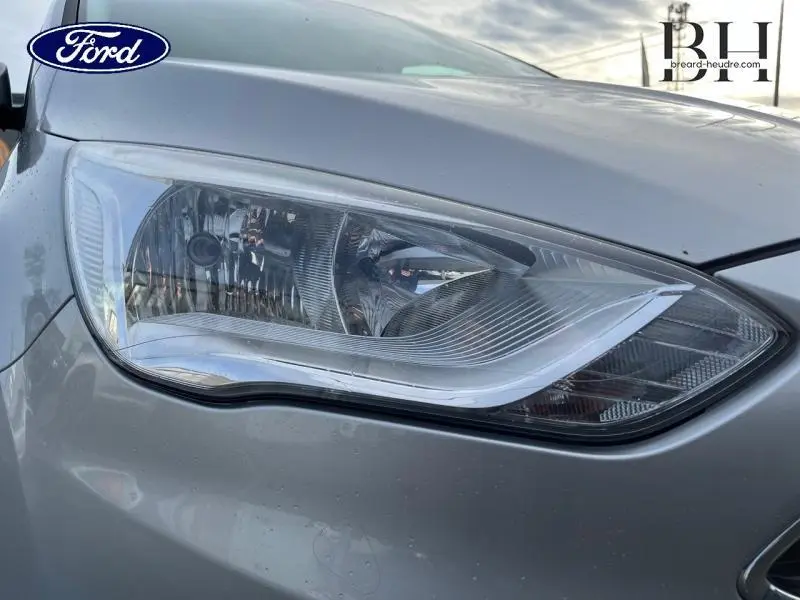 Gros plan sur le phare avant droit gris lunaire du Ford C-MAX 2018, mettant en valeur les détails du bloc optique.
