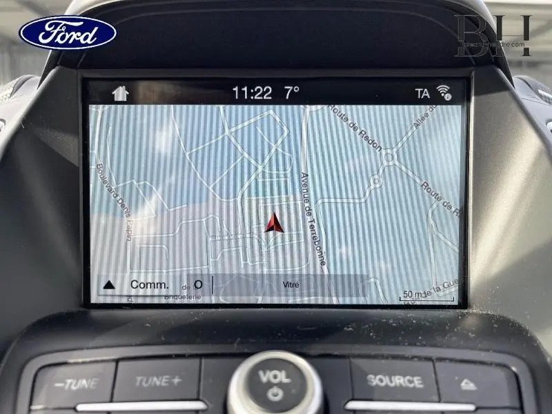 Écran tactile GPS du tableau de bord du Ford C-MAX gris lunaire, affichant une carte routière en plein jour.