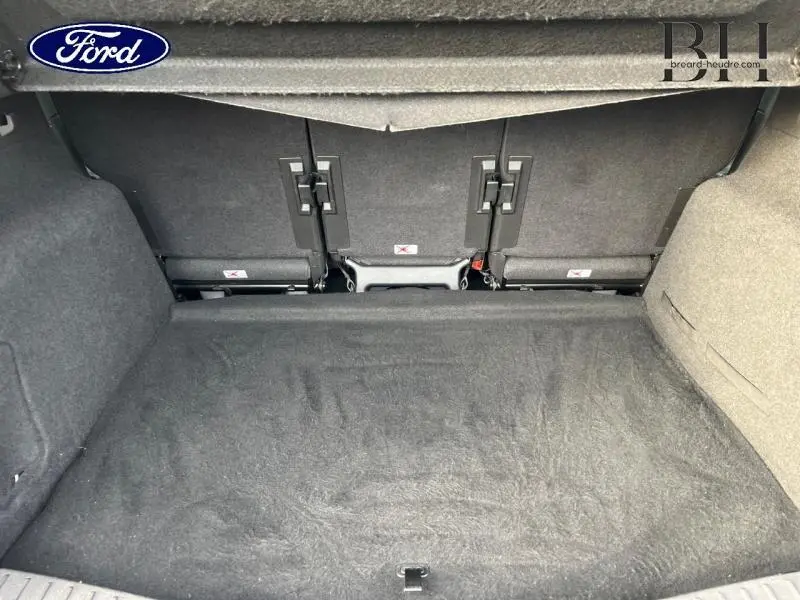 Vue intérieure du coffre spacieux et propre du Ford C-MAX gris lunaire, avec sièges arrière rabattus en rang 2.