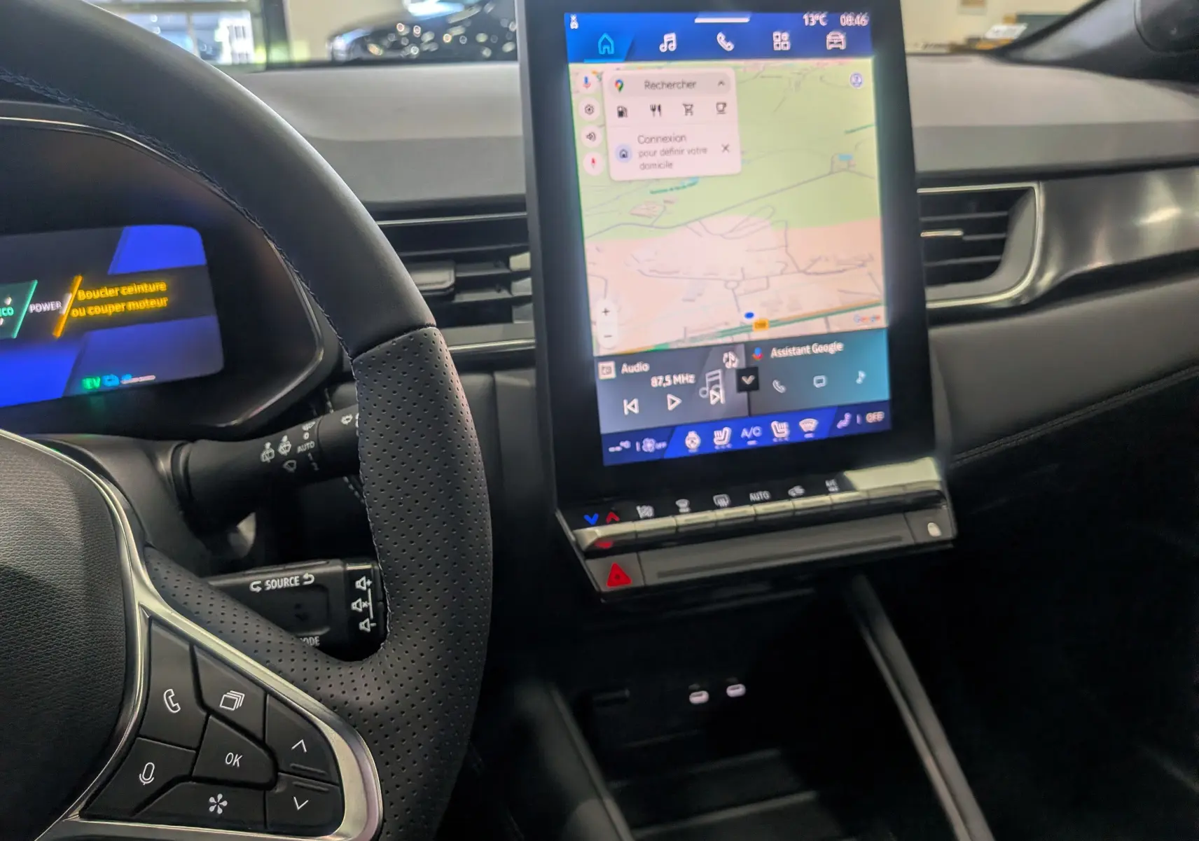 Vue rapprochée de l’intérieur du Renault Symbioz 2026, écran tactile central affichant la navigation, volant noir perforé.