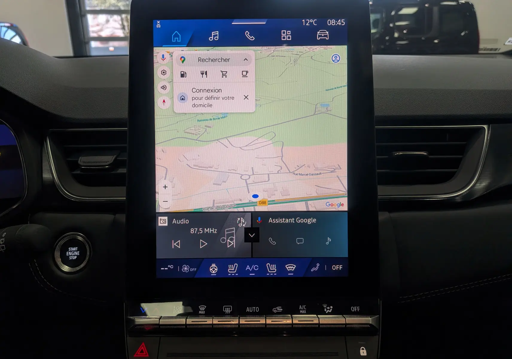 Écran central tactile du Renault Symbioz 2026 affichant la navigation Google Maps et commandes climatisation, intérieur noir.
