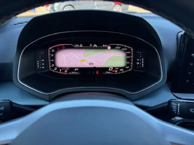 Vue rapprochée du tableau de bord numérique du SEAT Arona 2022, affichant la navigation et les informations de conduite.