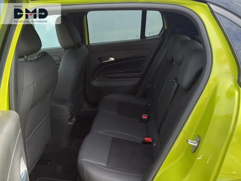 Vue côté droit de l’habitacle arrière d’une FIAT 600 vert Méditerranéen métallisé avec sièges noirs.