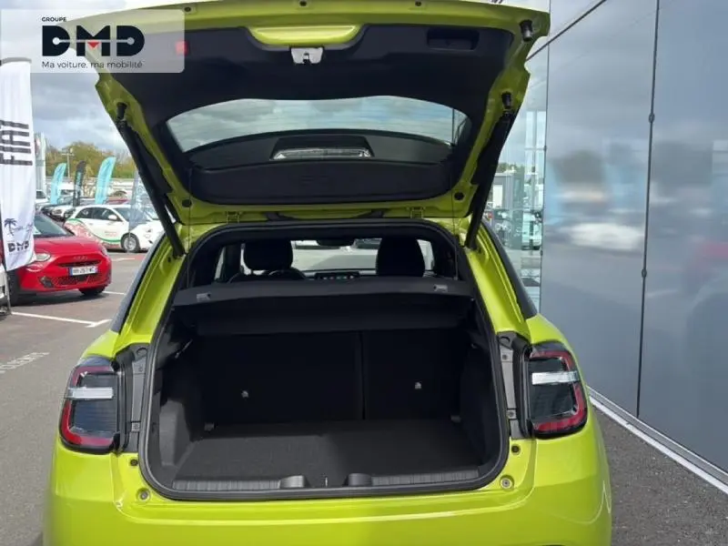 Vue arrière ouverte sur coffre d'une FIAT 600 vert Méditerranéen métallisé avec toit noir, en extérieur sur parking.