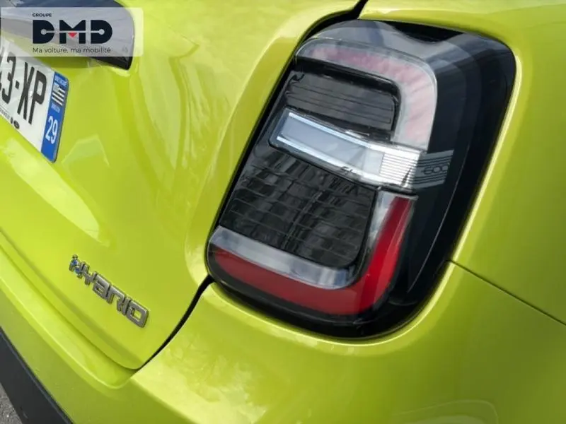 Gros plan sur le feu arrière droit et le logo Hybrid d'une FIAT 600 vert Méditerranéen métallisé.