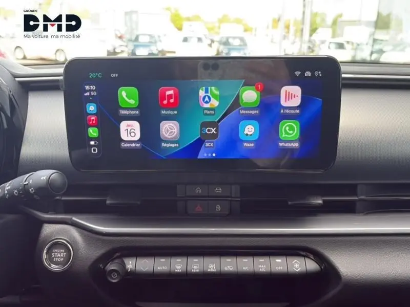 Vue intérieure du tableau de bord de la FIAT 600 2026 avec écran tactile central et commandes climatisation.