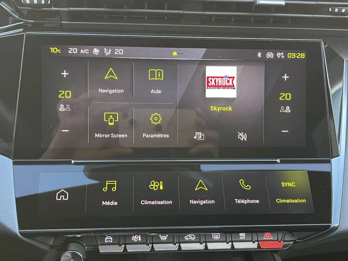 Écran tactile central de la Peugeot 308 GT PHEV 2022 affichant la radio Skyrock et les commandes de climatisation.
