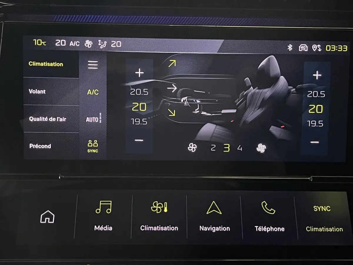 Écran tactile du tableau de bord de la Peugeot 308 GT PHEV 2022 montrant les réglages de climatisation et de ventilation.