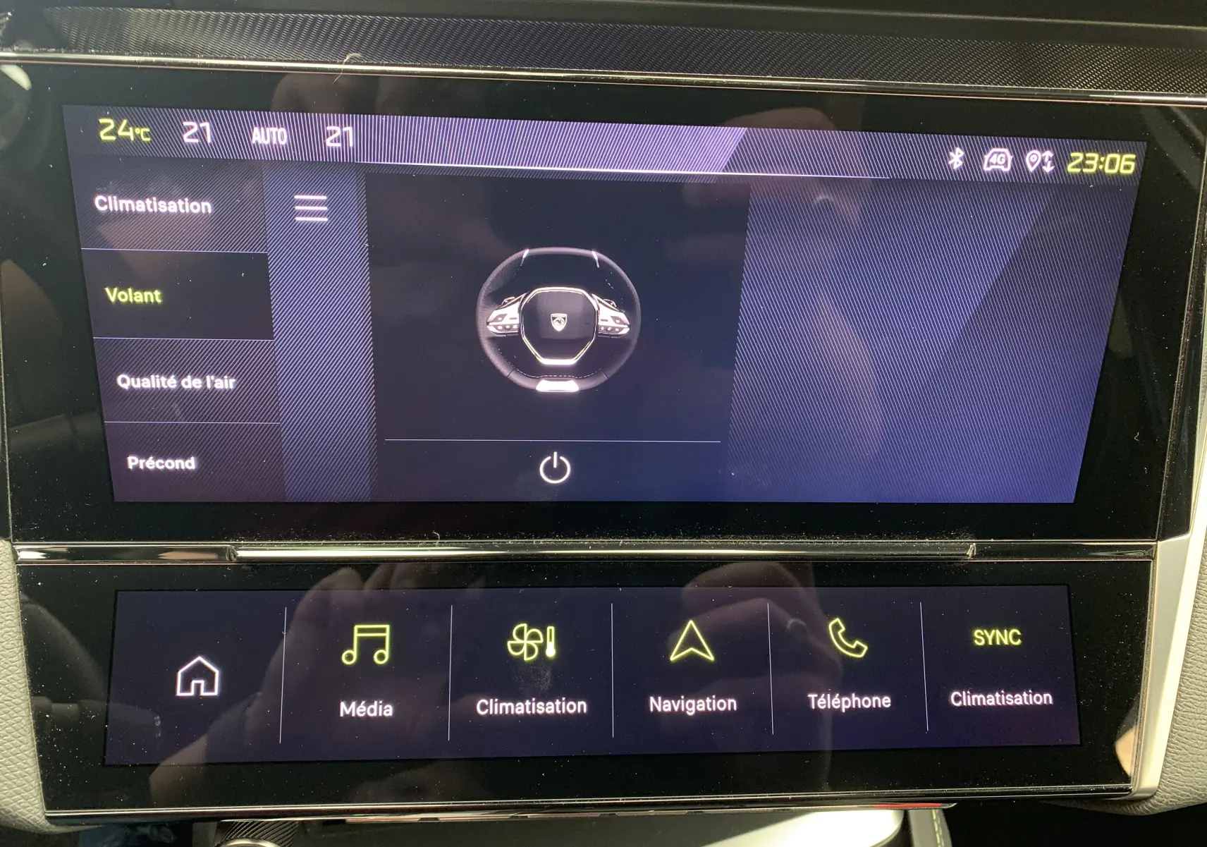 Écran tactile central de la Peugeot 308 GT PHEV 2022 affichant les réglages du volant et de la climatisation.