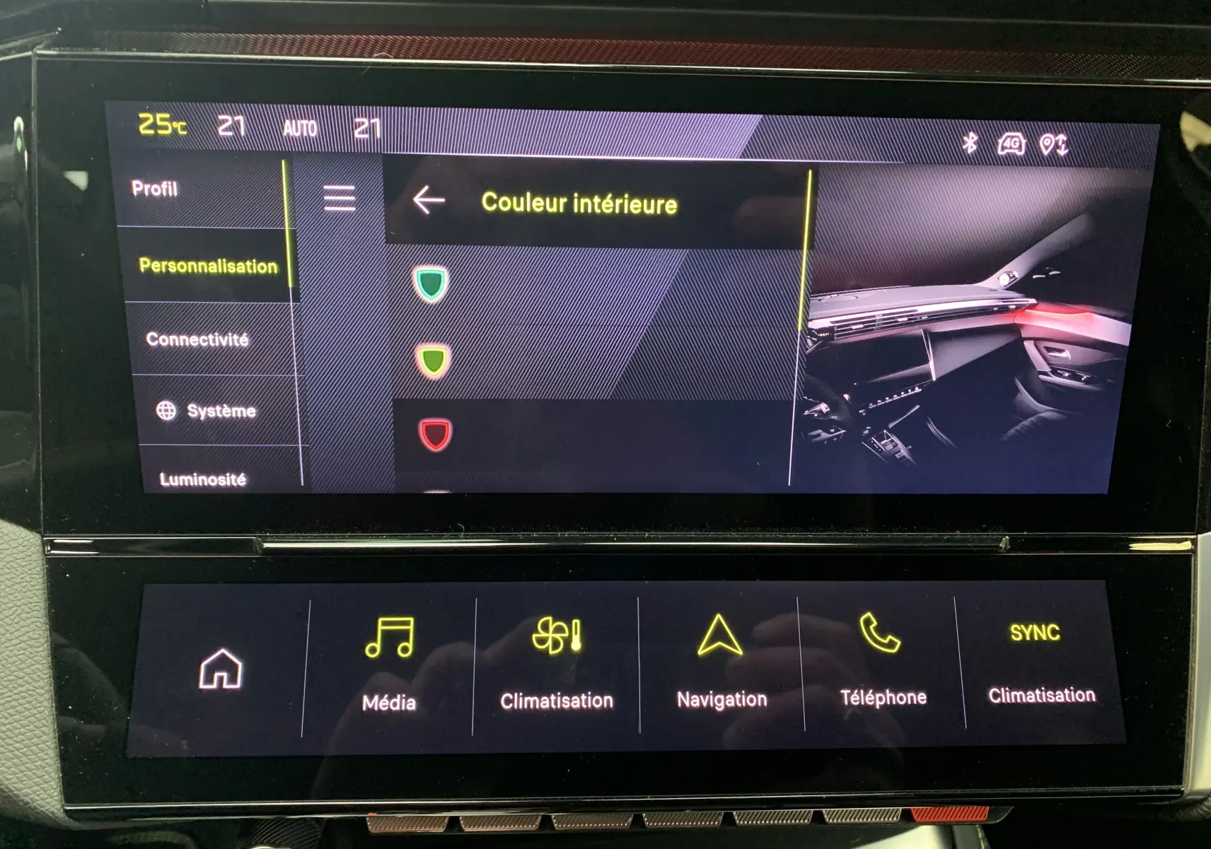 Écran tactile intérieur de la Peugeot 308 GT PHEV 2022 montrant les options de personnalisation et climatisation.