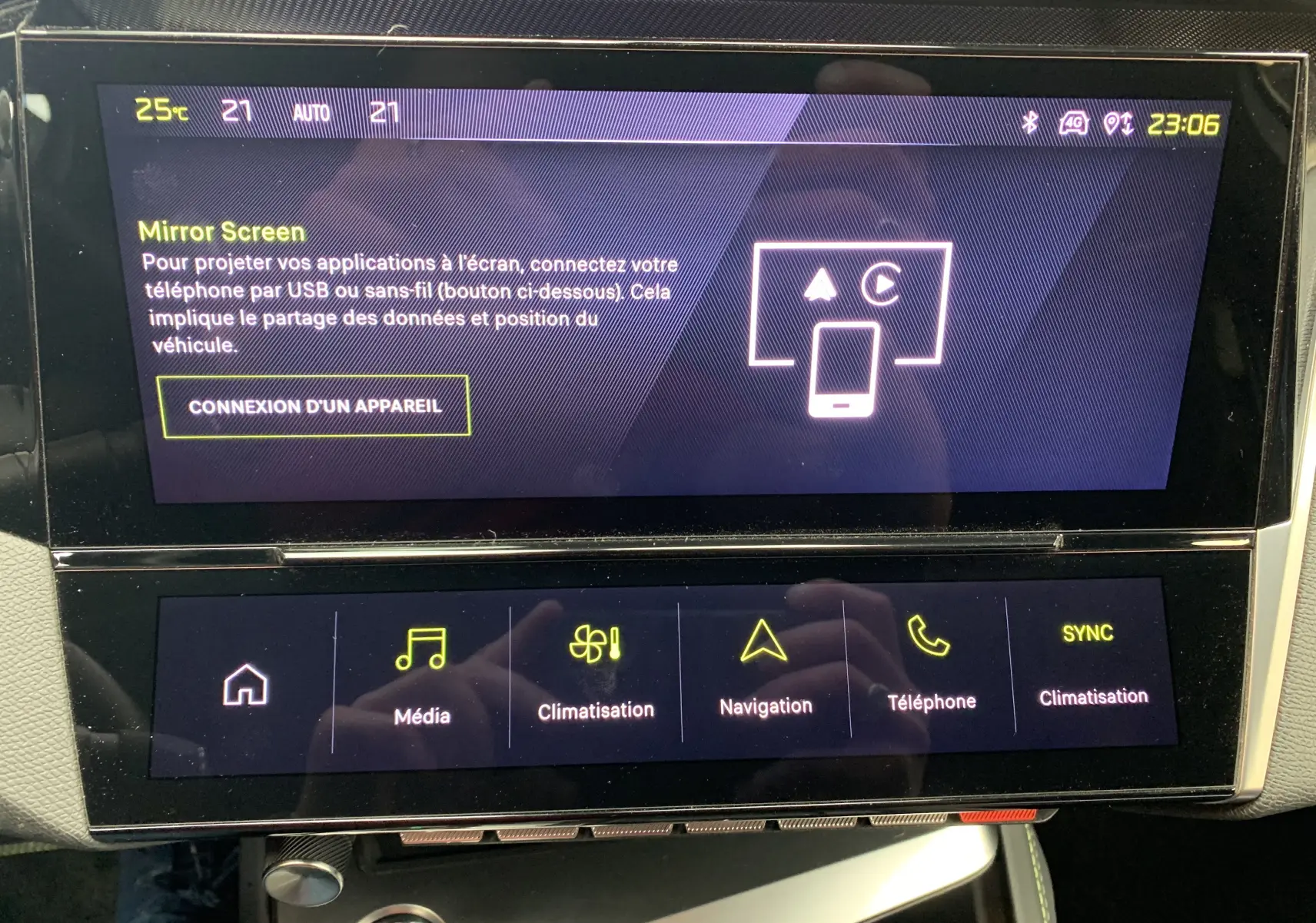 Vue intérieure du tableau de bord tactile de la Peugeot 308 GT PHEV 180 blanc nacré, affichant les commandes multimédia et climatisation.