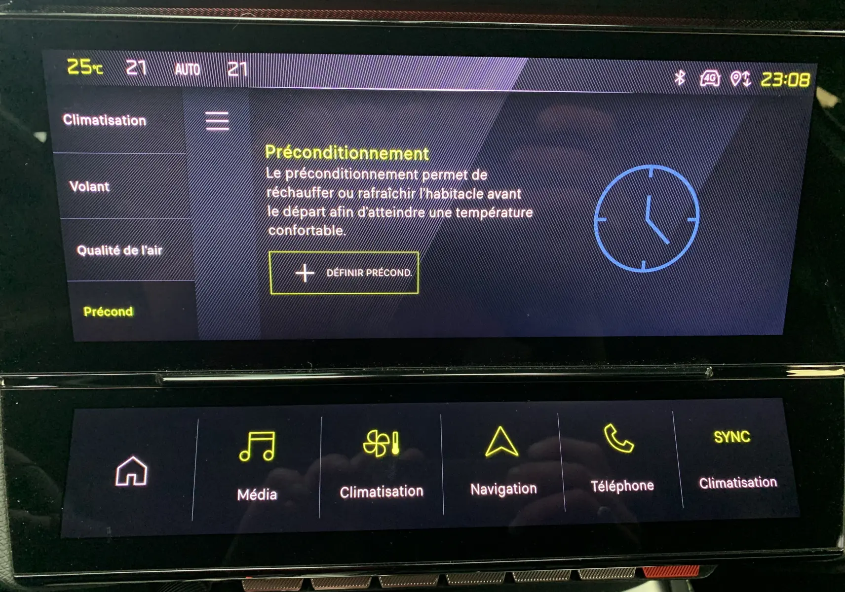 Écran tactile intérieur de la Peugeot 308 GT PHEV blanc nacré affichant la fonction préconditionnement et climatisation.