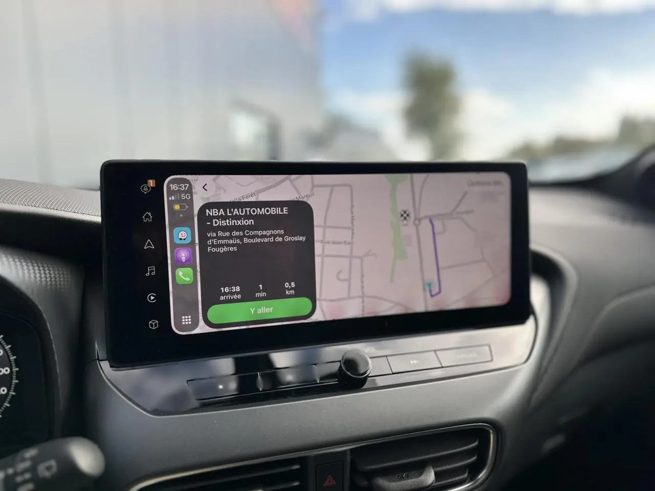 Écran tactile de navigation 12,3 pouces affichant un itinéraire dans l'habitacle du Nissan Juke blanc nacré.