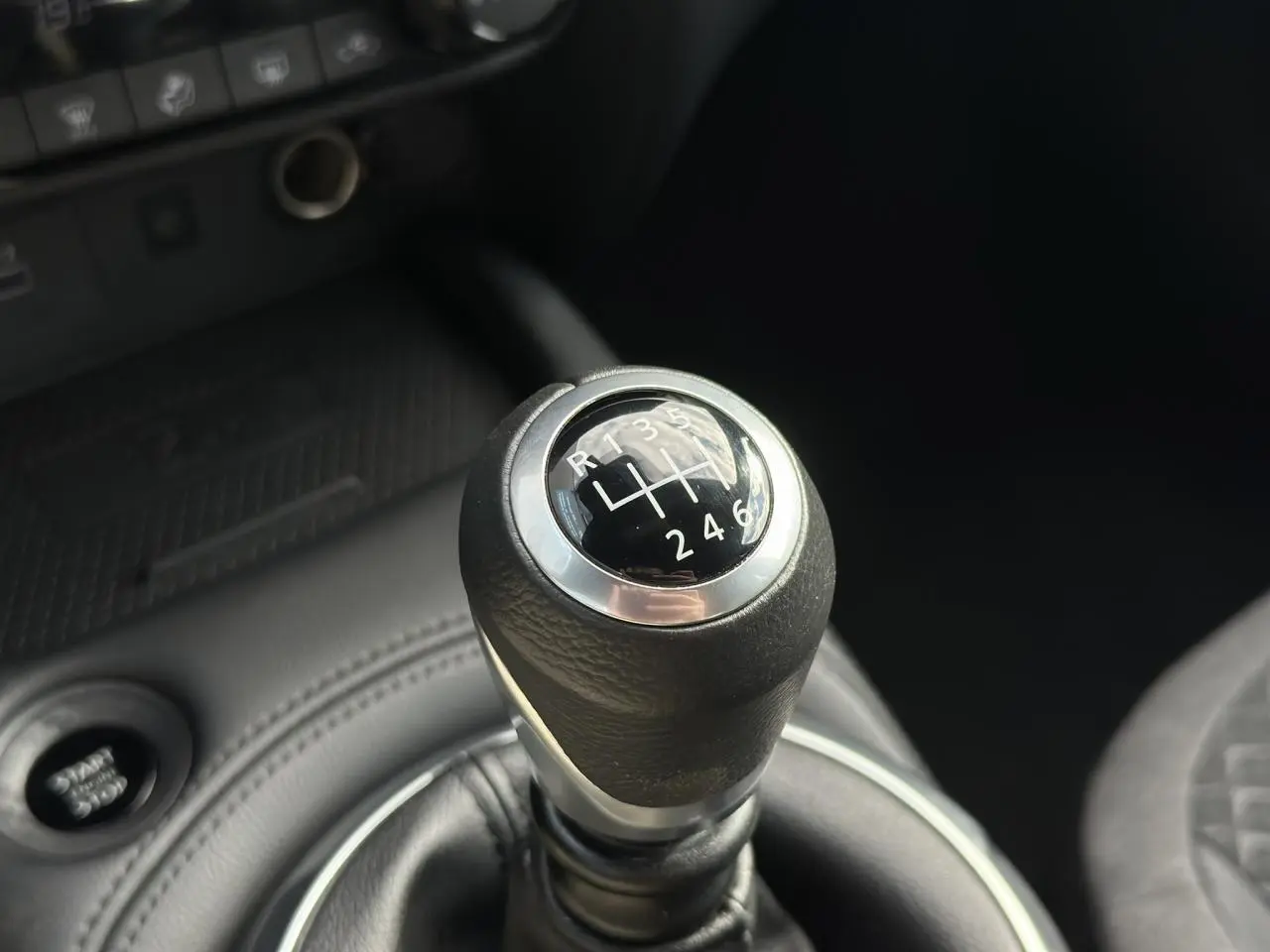 Gros plan sur le levier de vitesses manuel du Nissan Juke 2025, finition N-Connecta, intérieur noir cuir.