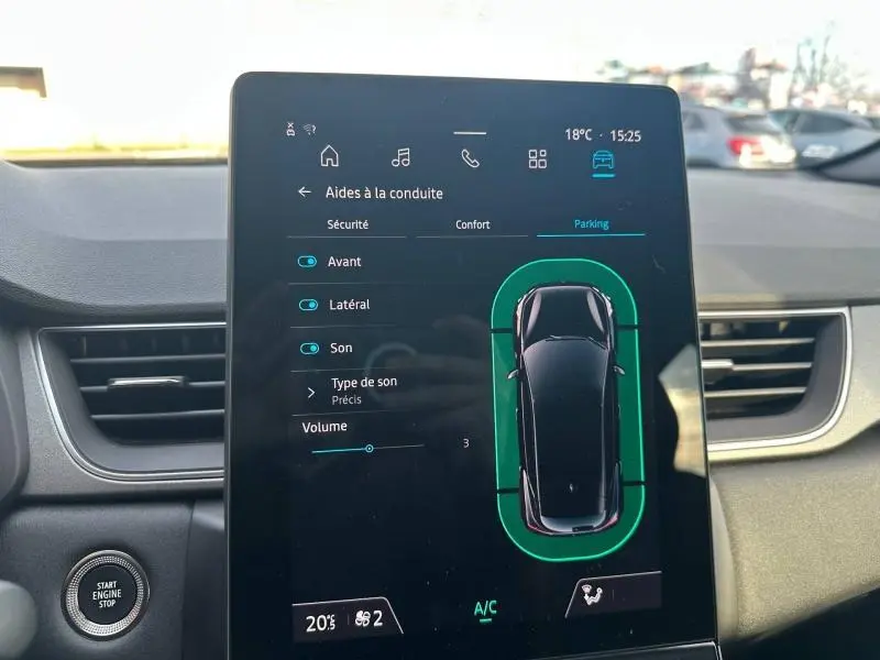 Écran tactile intérieur du Renault Captur 2025 montrant l'aide au stationnement avec vue de dessus du véhicule noir.