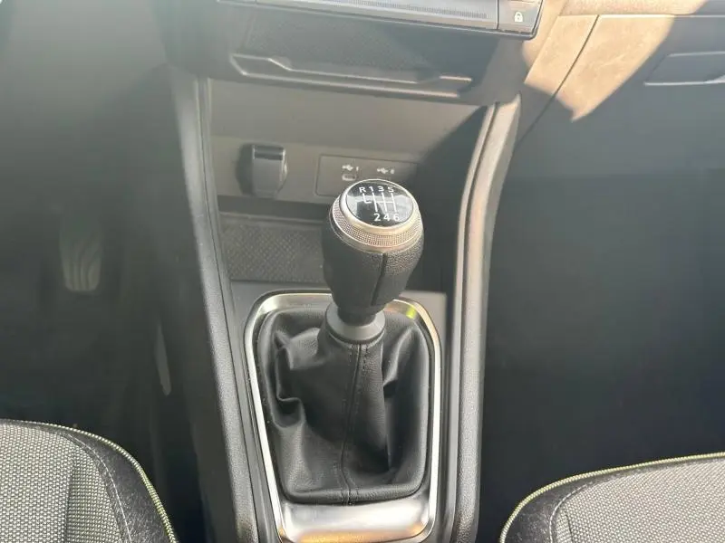 Gros plan sur le levier de vitesses manuel noir du Renault Captur 2025, intérieur sobre avec coutures apparentes.