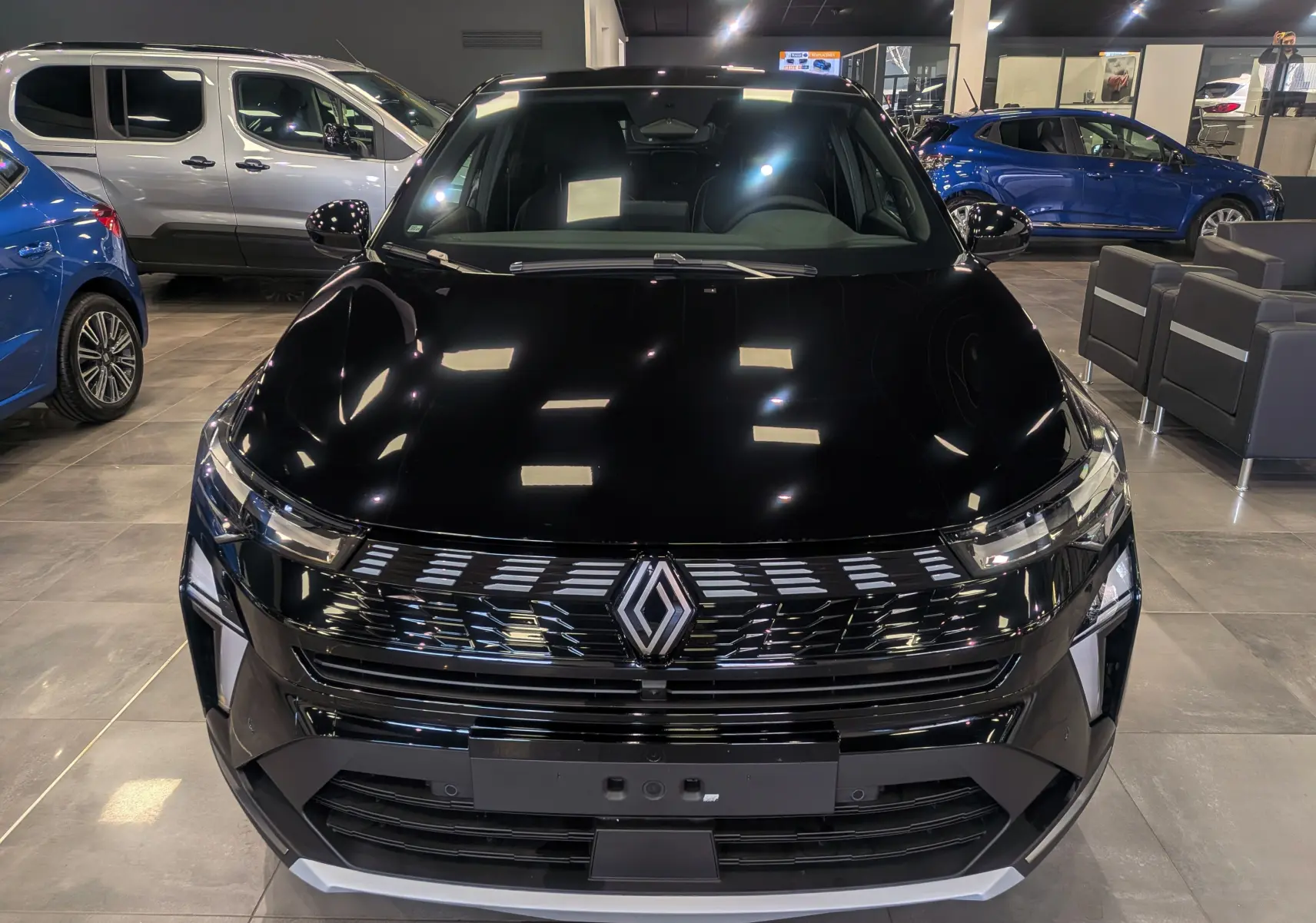 Vue avant du Renault SYMBIOZ E-Tech full hybrid noir étoilé, mettant en valeur la calandre moderne et les phares LED.