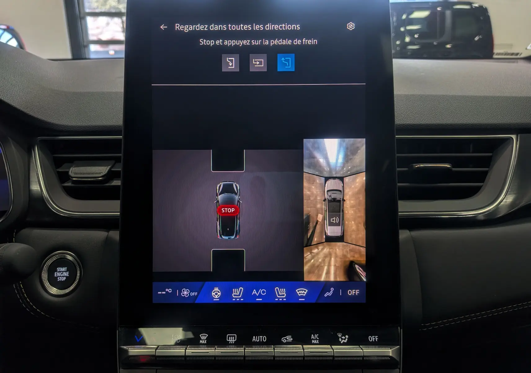 Écran central tactile du Renault Symbioz noir étoilé 2026 affichant la caméra 360° et les commandes de climatisation.
