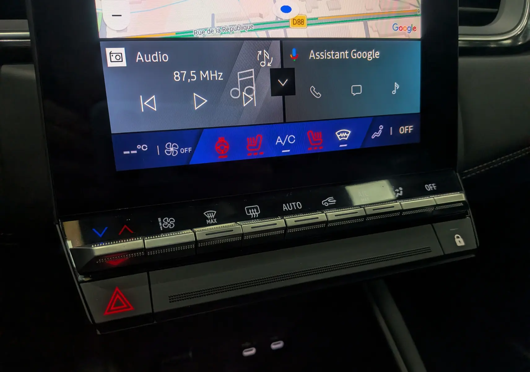 Vue rapprochée du tableau de bord et de l’écran tactile du Renault Symbioz noir étoilé, mettant en valeur les commandes climatisation et audio.