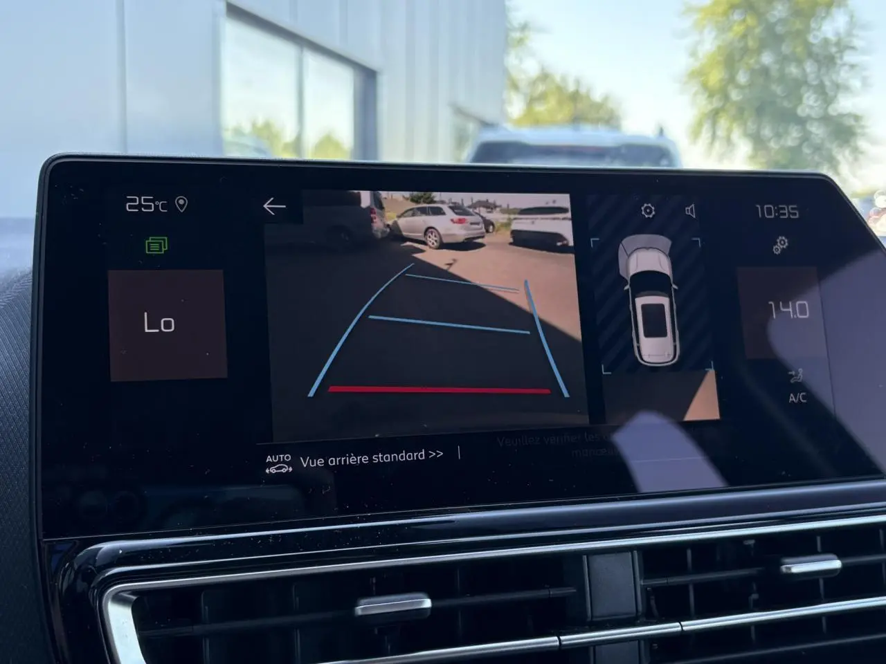 Écran tactile intérieur affichant la caméra de recul et l'aide au stationnement du Citroën C5 Aircross Hybrid 2025.
