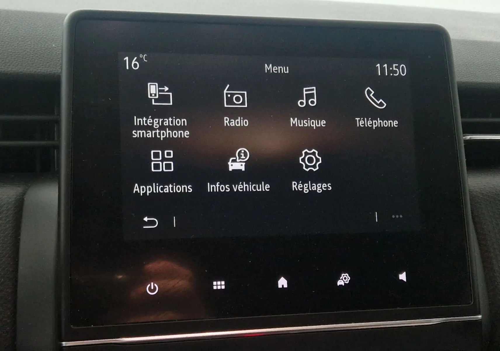 Écran tactile central de la Renault Clio V gris platine affichant le menu multimédia avec options smartphone et radio.