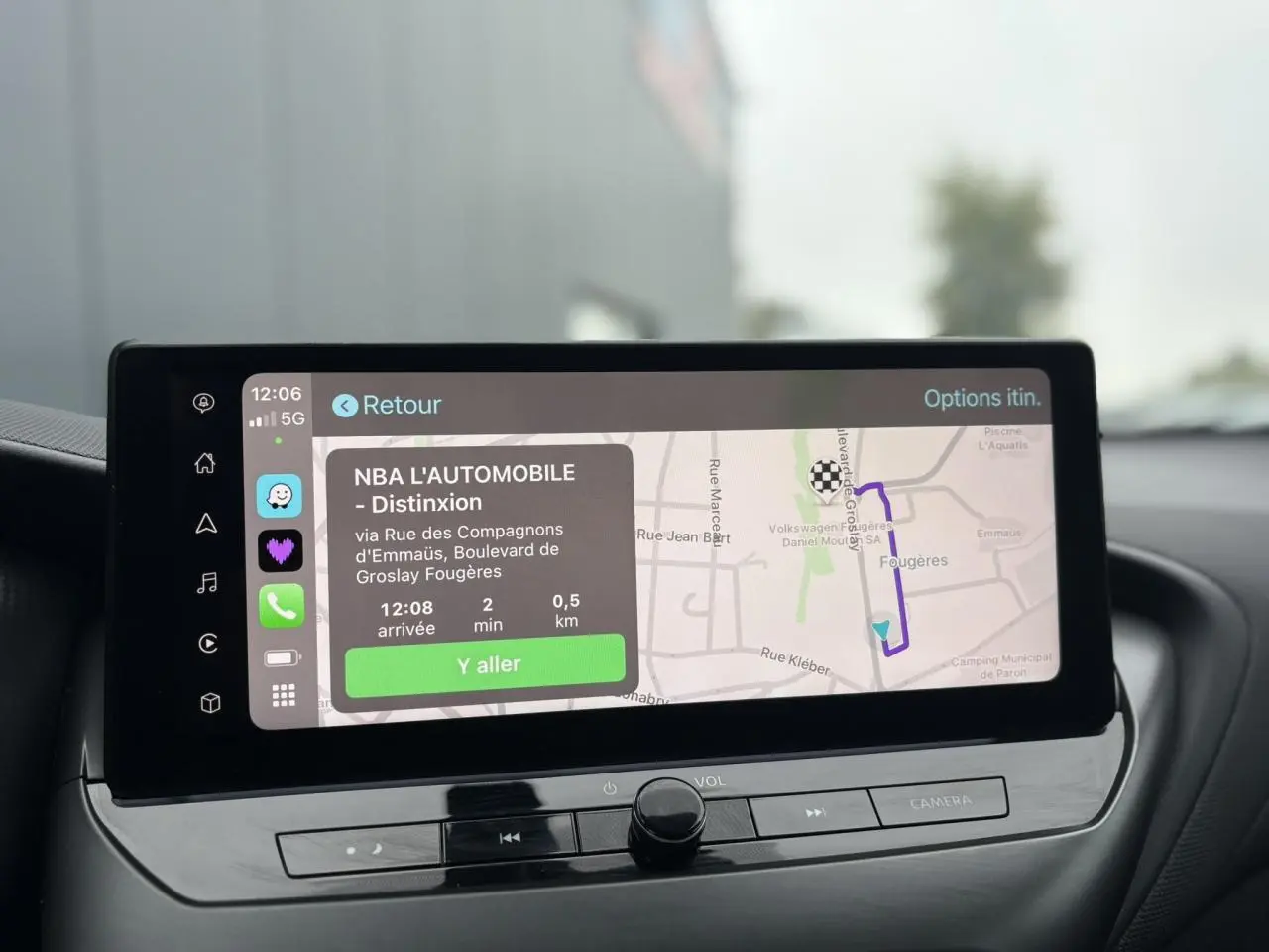 Écran tactile du système de navigation NissanConnect affichant un itinéraire dans l'habitacle du Nissan Juke blanc nacré.