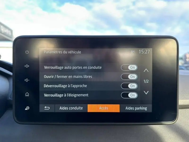 Écran tactile central du tableau de bord de la Dacia Sandero 2025 affichant les paramètres d'accès et verrouillage des portes.
