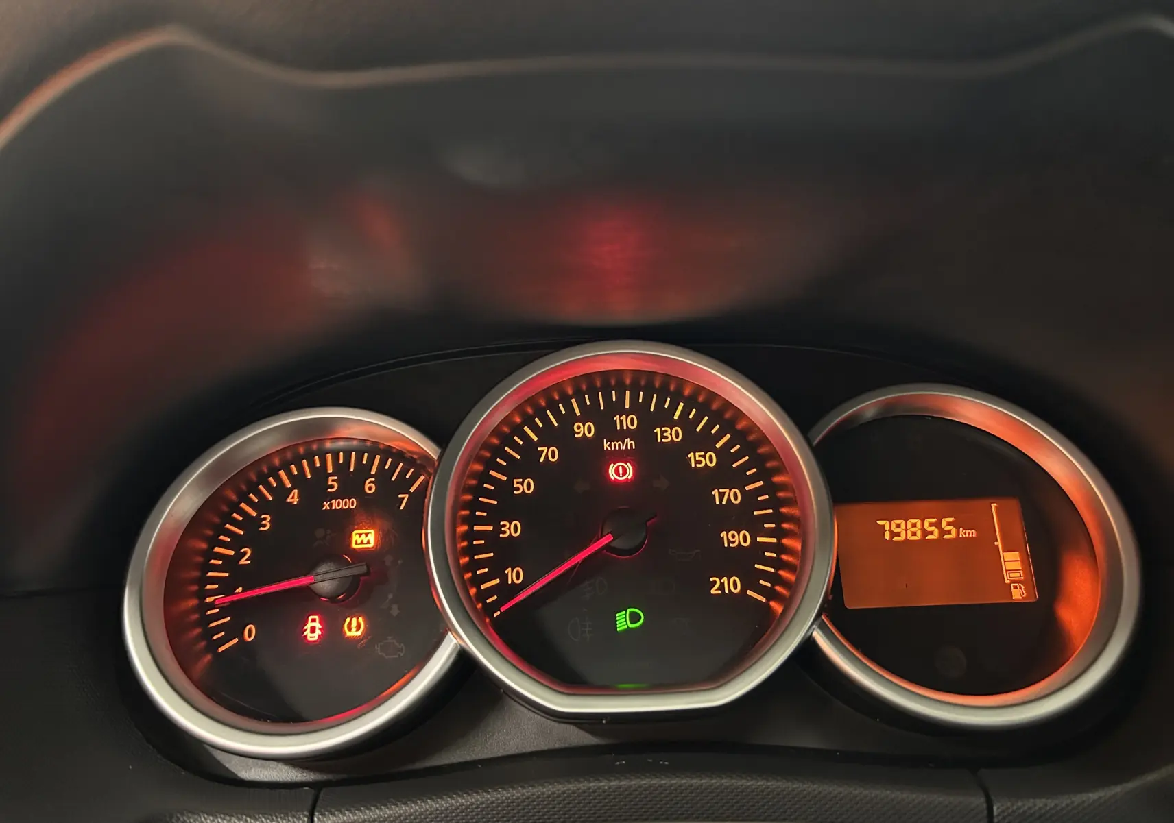 Tableau de bord du Dacia Duster 2017 avec compte-tours, compteur de vitesse et affichage kilométrique à 79 855 km.