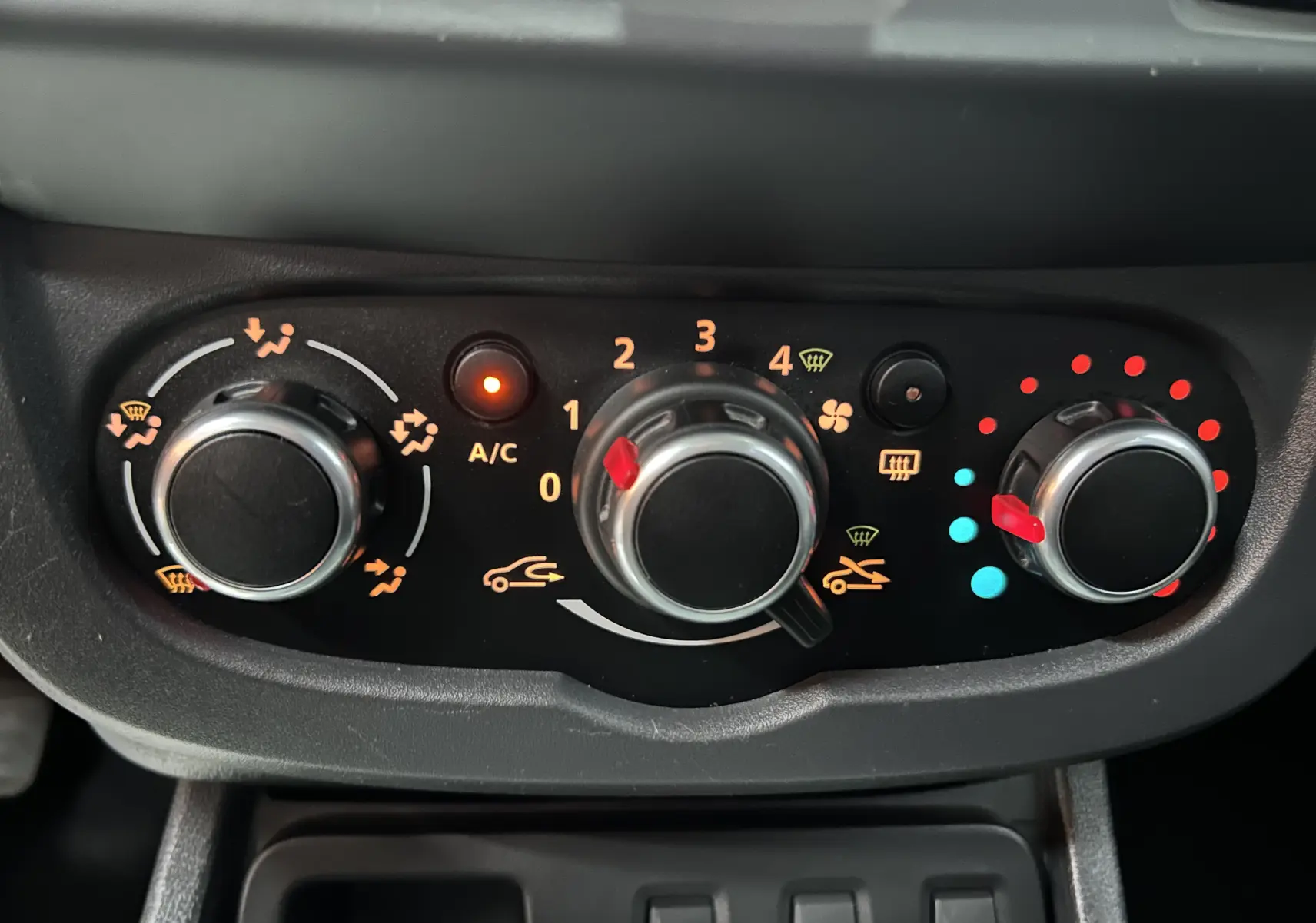 Panneau de commande de climatisation du Dacia Duster gris 2017, avec réglages manuels et témoin A/C allumé.