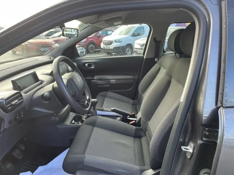 Intérieur du Citroën C4 Cactus gris foncé 2019, vue côté conducteur, sièges en tissu et tableau de bord moderne.
