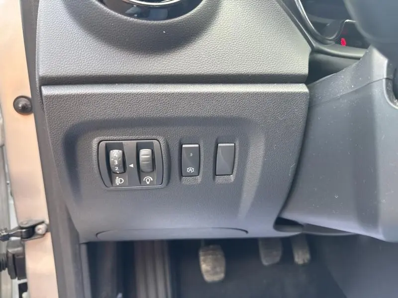 Panneau de commandes latéral gauche gris platine du Renault Captur 2019 avec réglage des phares et bouton de verrouillage.