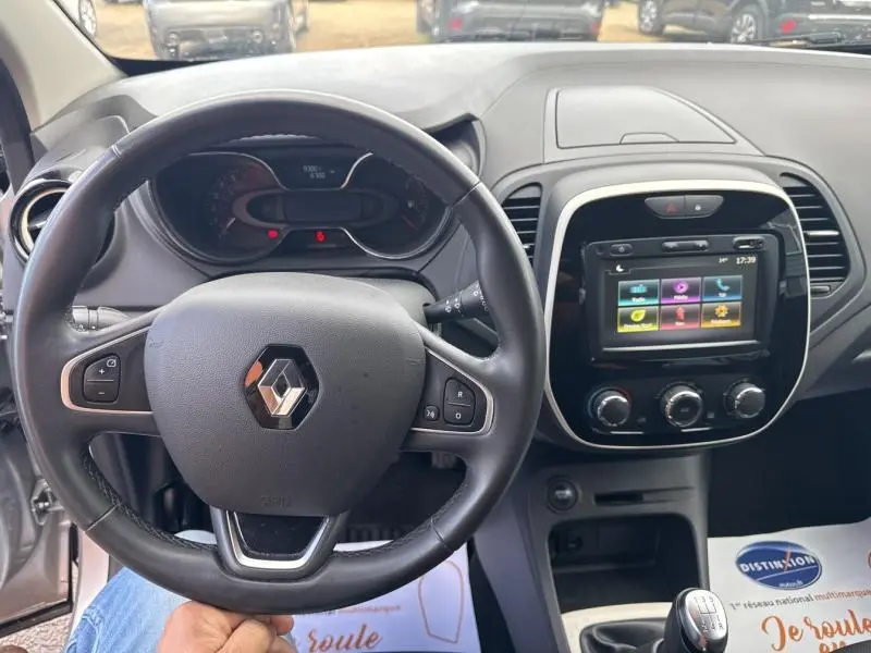 Vue intérieure centrée sur le volant cuir Renault Captur 2019 avec tableau de bord et écran tactile noir.