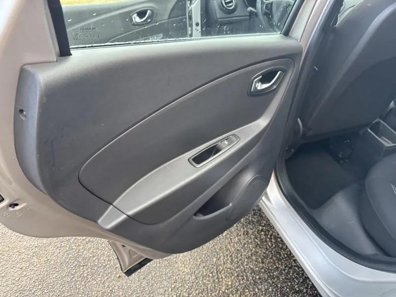 Vue rapprochée de la porte arrière gauche grise platine du Renault Captur 2019 avec panneau intérieur noir et commande de lève-vitre.