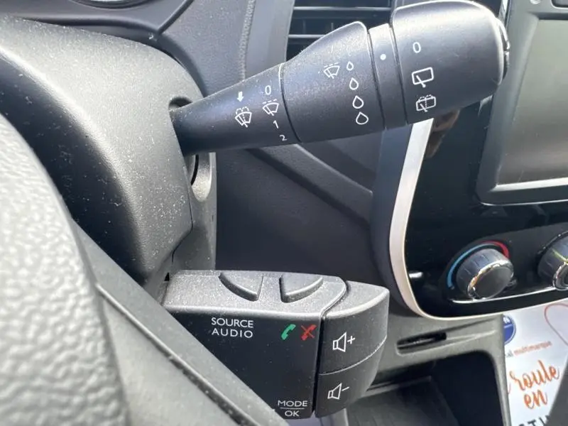 Gros plan sur la commande audio et essuie-glace côté gauche du tableau de bord du Renault Captur gris Platine 2019.