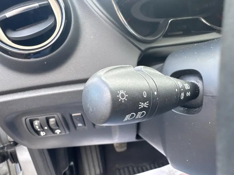 Gros plan sur la commande des feux du tableau de bord gris platine du Renault Captur 2019 côté gauche du volant.