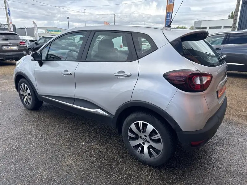 Renault Captur gris platine vu de trois quarts arrière droit, avec jantes alliage et toit noir contrasté.
