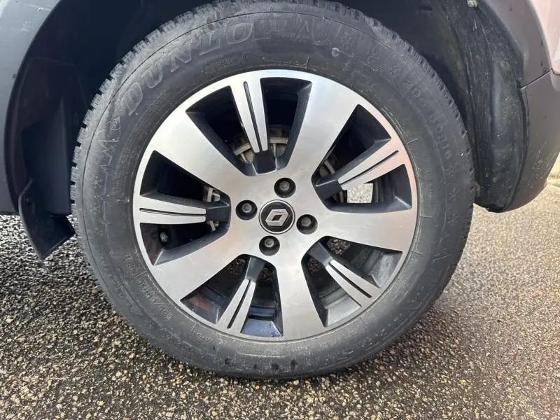 Gros plan sur la jante alliage 16 pouces diamantée noir du Renault Captur Gris Platine 2019 côté droit