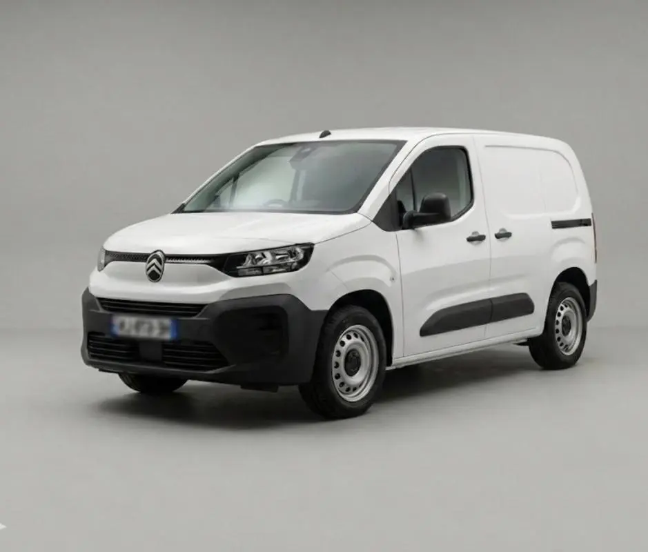 Vue 3/4 avant droite d'un Citroën Berlingo blanc 2025 avec pare-chocs noirs et jantes acier 15 pouces.