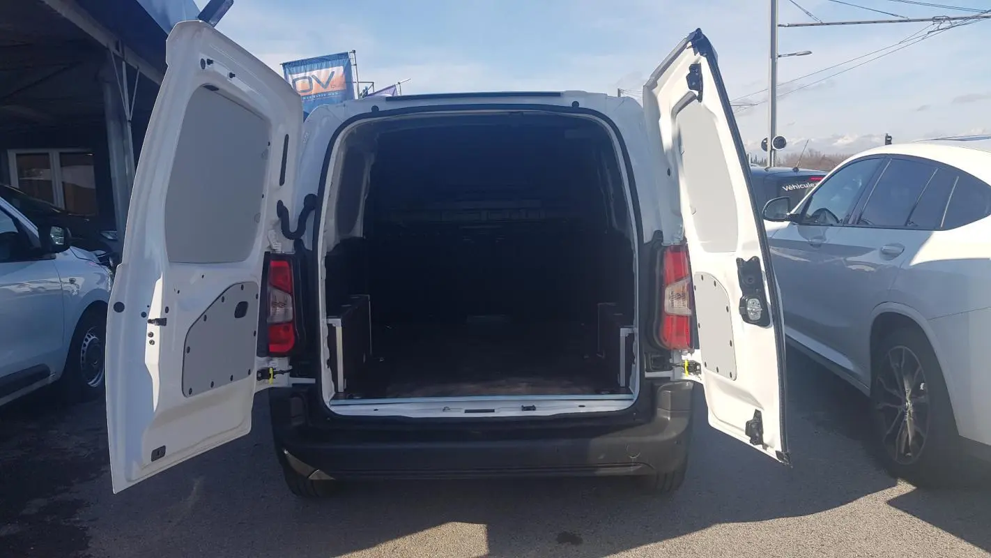Vue arrière d’un Citroën Berlingo blanc 2025 avec portes arrière ouvertes montrant l’espace de chargement vide.