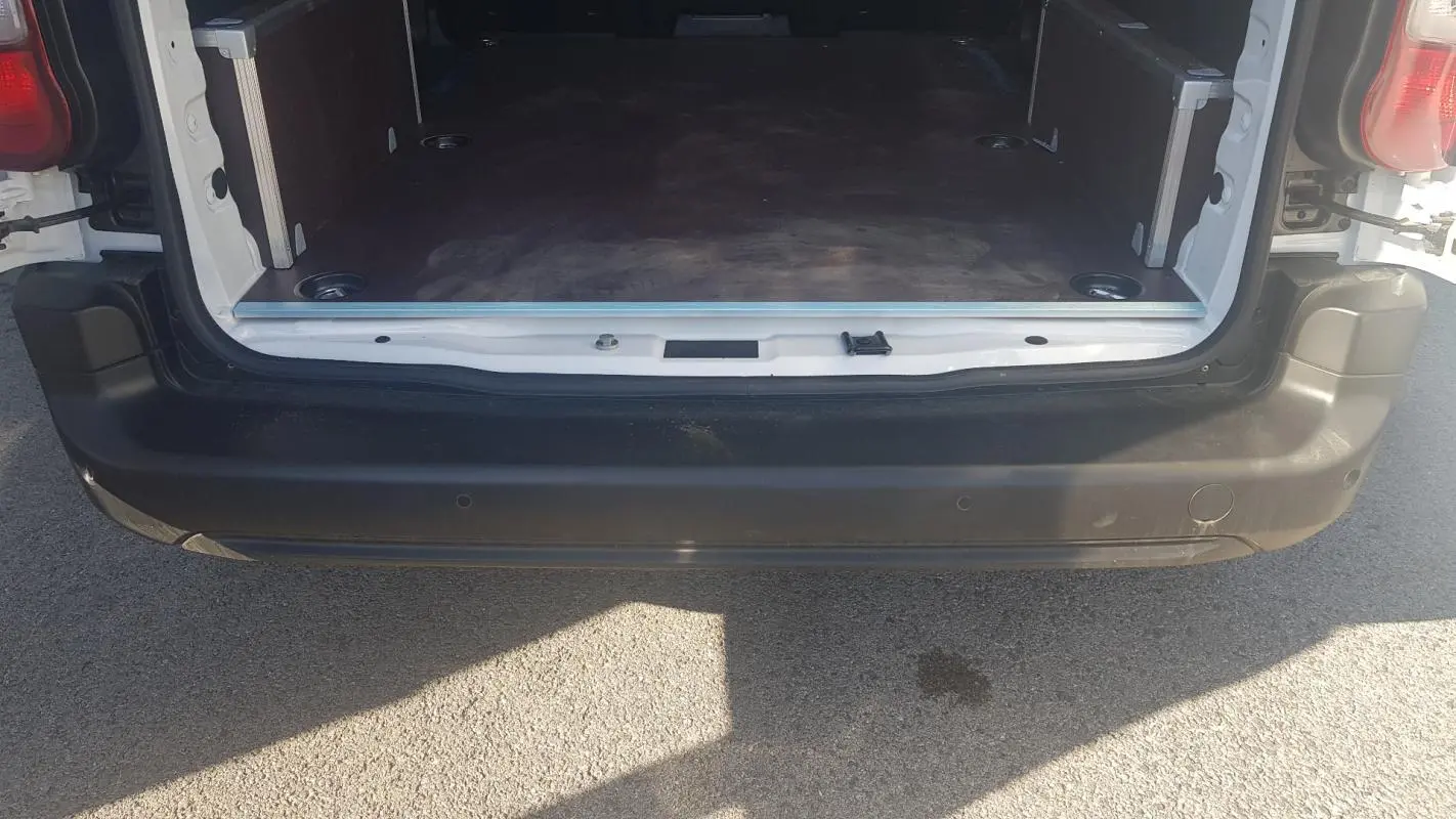 Vue arrière ouverte du Citroën Berlingo blanc 2025, mettant en valeur l’espace de chargement vide du van.