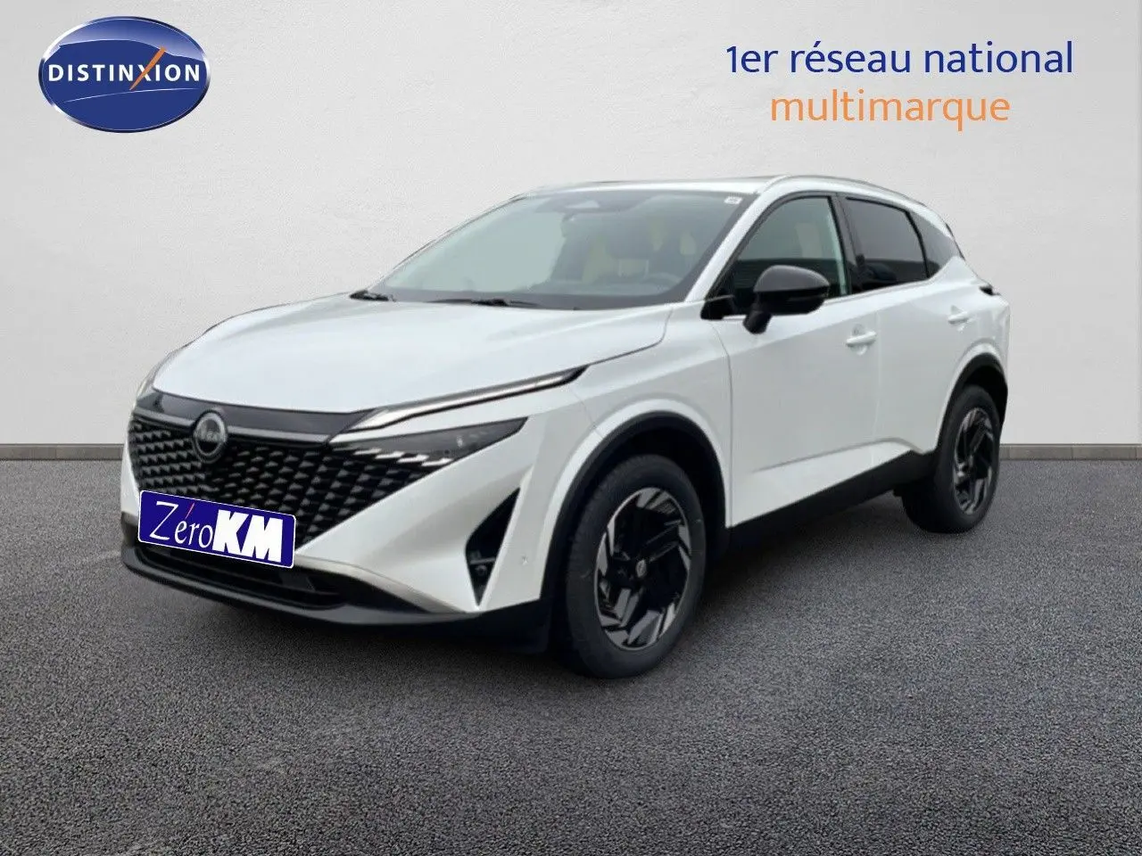 Nissan Qashqai blanc nacré métal en 3/4 avant droit, avec calandre noire et jantes noires distinctives.