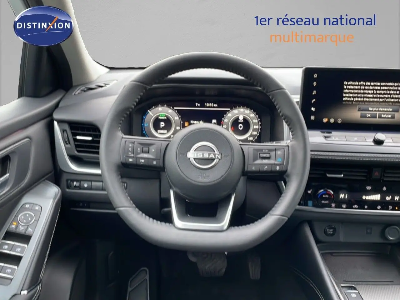 Vue intérieure centrée sur le volant du Nissan Qashqai blanc nacré 2025 avec tableau de bord digital et écran tactile.