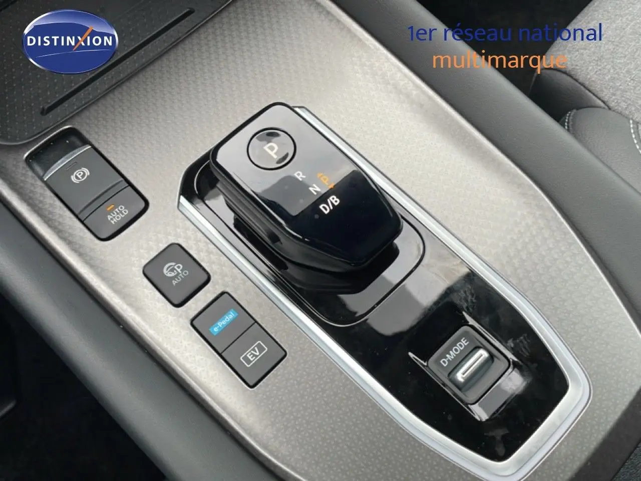 Gros plan sur la console centrale du Nissan Qashqai 2025, montrant la commande de boîte automatique et les boutons de mode de conduite.