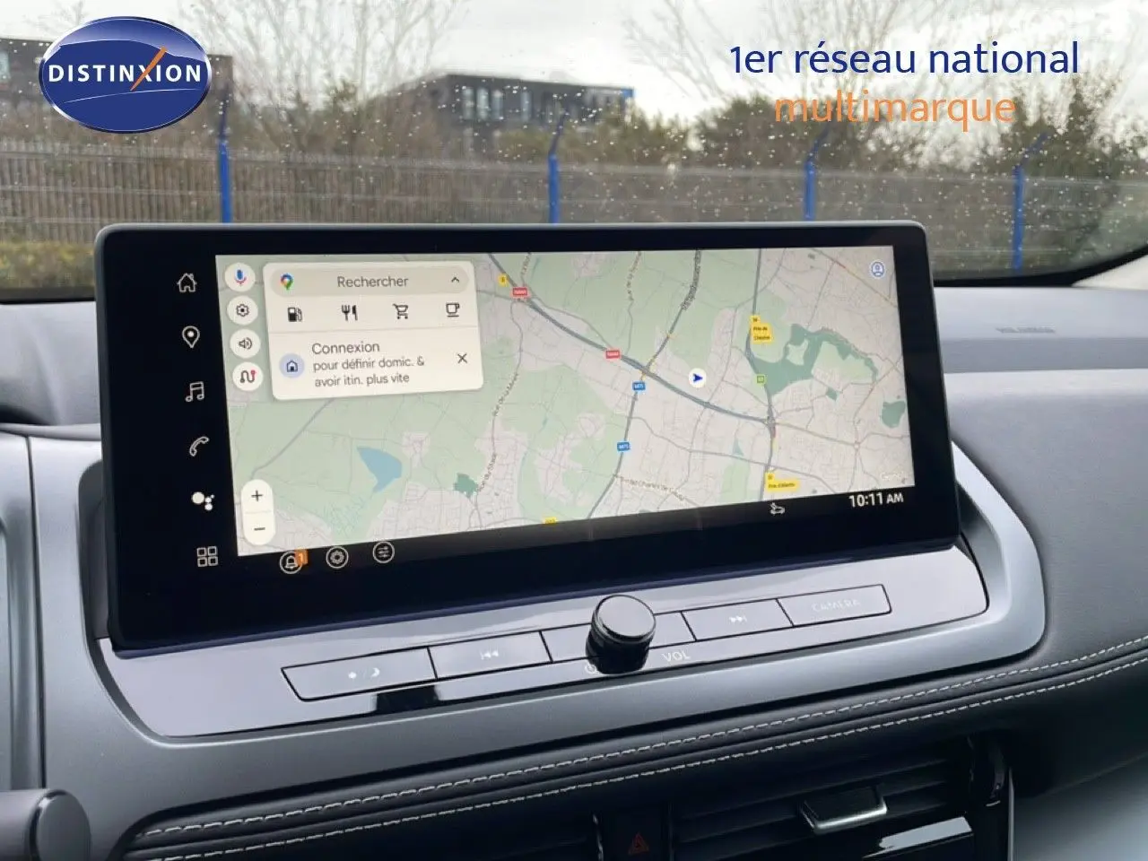 Écran tactile central du Nissan Qashqai blanc nacré, affichant la navigation GPS avec carte détaillée en extérieur.